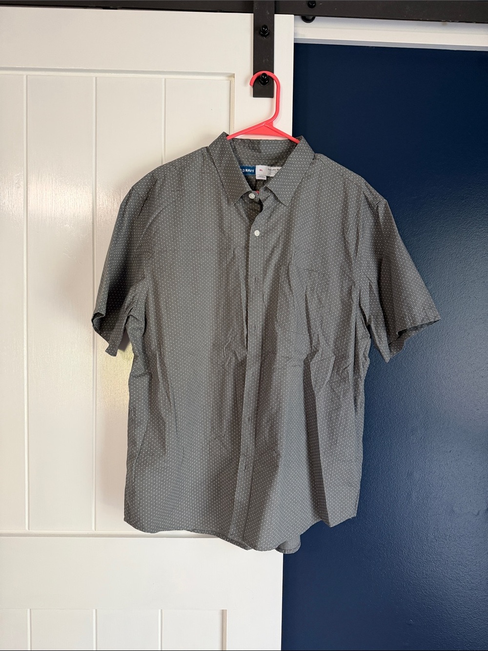 Old Navy Gray Short-Sleeve Button-Down Shirt with Subtle Dot Print